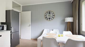 Appartement Familial, balcon, vue cour intérieure | Cuisine privée | Grand réfrigérateur, micro-ondes, four, plaque de cuisson