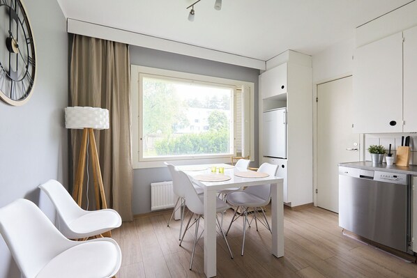 Apartamento familiar, balcón, vistas al patio | Comedor