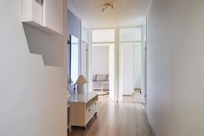 Apartamento familiar, balcón, vistas al patio | 2 dormitorios y sistema de insonorización