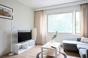 家庭公寓, 陽台, 庭園景觀 | 起居區 | 50-吋平面電視，提供有線頻道