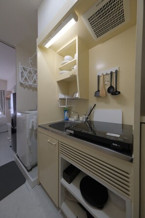 ثلاجة، ميكروويف، موقد طهي مسطح، غلّاية كهربائية