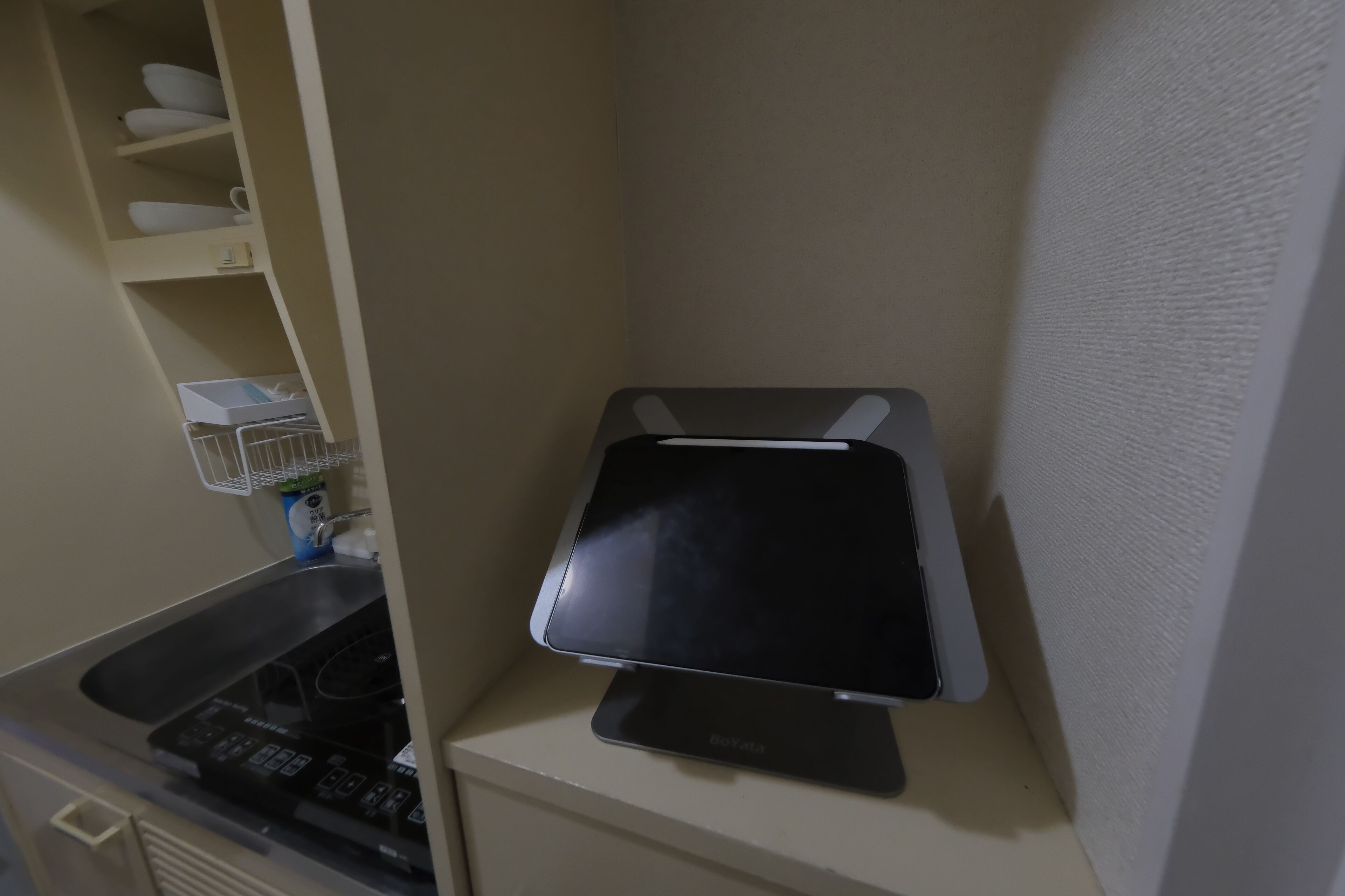Una cocina con estufa integrada, microondas y una pequeña encimera.