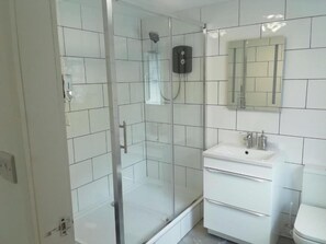 Shower - Modern Guest Room in West Midlands with Private Entrance (Birmingham)