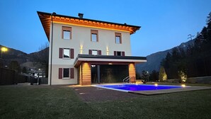 A modern two-story house with a swimming pool in the backyard. - Rustic and alpine-style apartments in Ledro Valley (Tiarno di Sotto)
