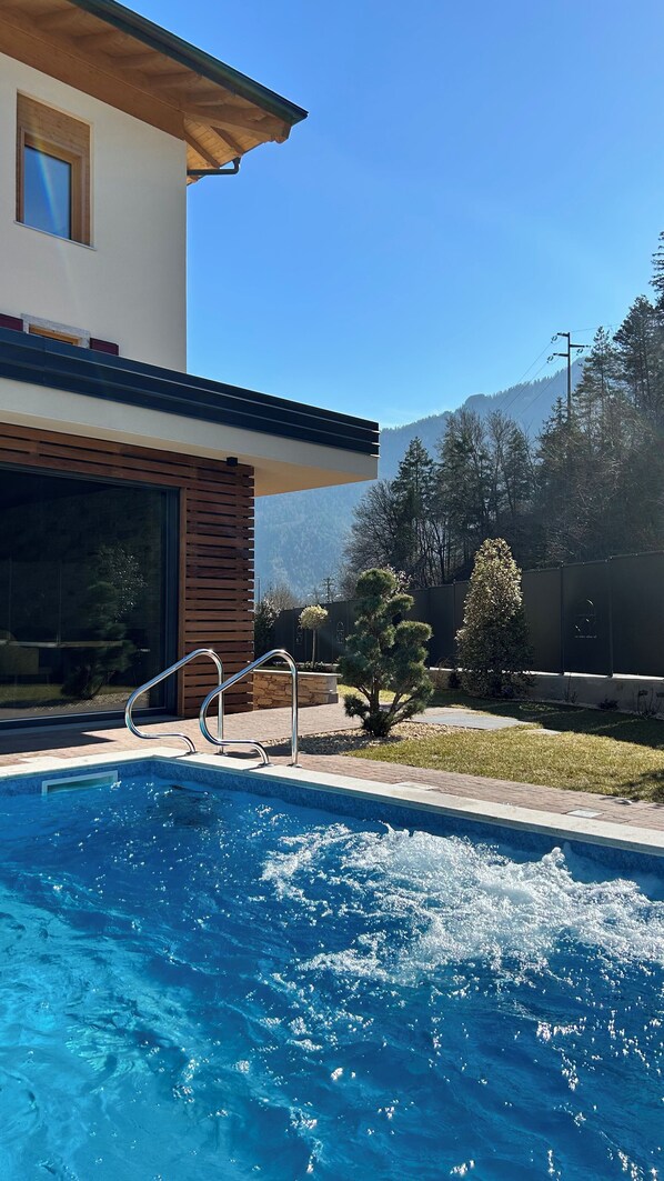 Pool - Rustic and alpine-style apartments in Ledro Valley (Tiarno di Sotto)