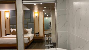 Premium Double Room | Bathroom | Towels, soap, shampoo, toilet paper