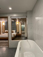 Premium Double Room | Bathroom | Towels, soap, shampoo, toilet paper