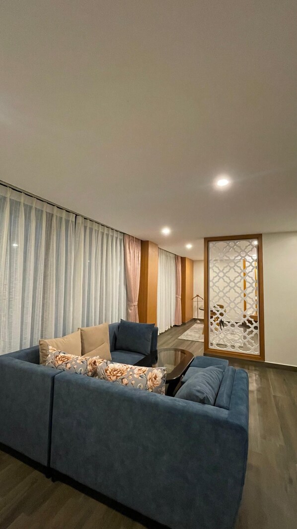 Living area - Pristine Pavilion Hotel (Shillong)