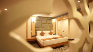 Executive Suite | 1 bedroom, desk, laptop workspace