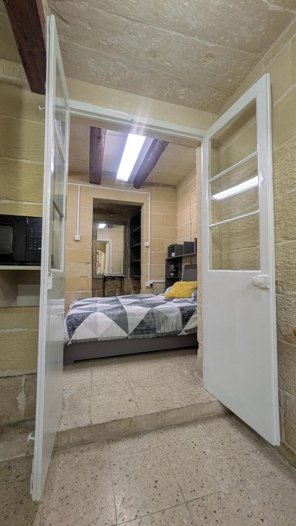 1 slaapkamer, een strijkplank/strijkijzer, internet, beddengoed