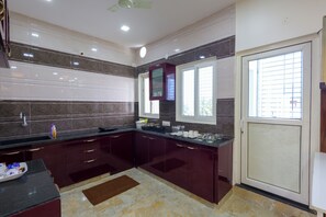 Deluxe Apartment, 3 Bedrooms | Private kitchen | Electric kettle - SBHS Homestay - Sheshadri (Tirupati)