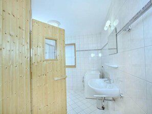 Shower, hair dryer - Wald im Pinzgau Tranquil Getaway (Wald-Königsleiten)