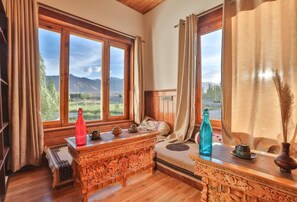 Rom – deluxe | Skrivebord, skrivebord for bærbar PC og wi-fi (inkludert)