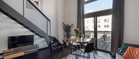 Classic-Apartment, Balkon, Stadtblick | Wohnzimmer | 40-Zoll-Flachbildfernseher mit Kabelempfang