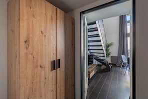 Appartamento Classic, balcone, vista città | Armadio