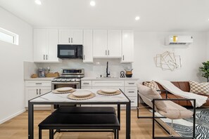 Fridge, microwave, oven, stovetop - Cozy & Dreamy Getaway home ! (Montebello)