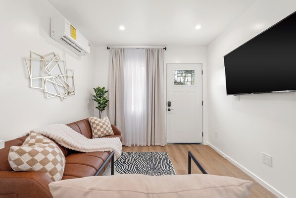 Flat-screen TV - Cozy & Dreamy Getaway home ! (Montebello)