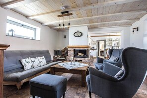 Smart TV, fireplace