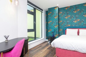 2 slaapkamers, een bureau, een strijkplank/strijkijzer, reisbedje
