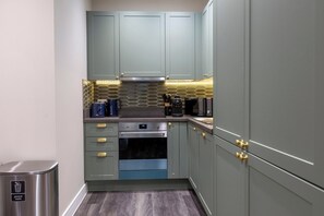 Fridge, microwave, oven, stovetop - Palm Tree House | Safari (Greater London)