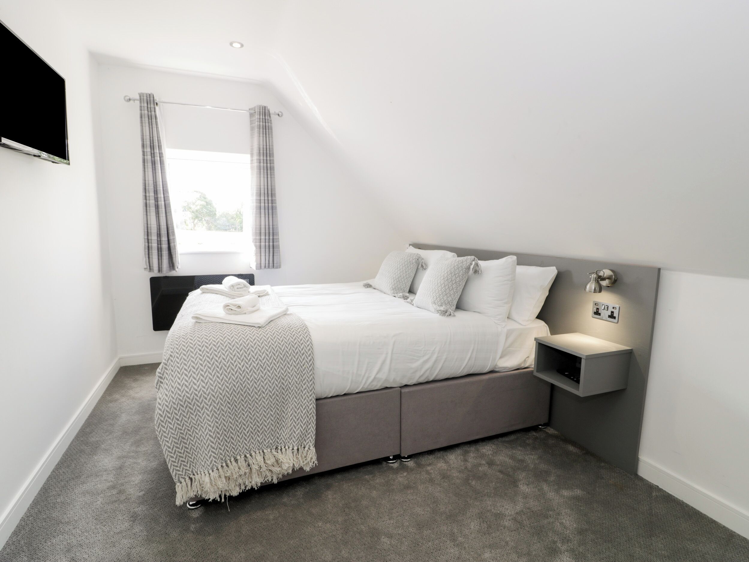 2 phòng ngủ, trang trí khác biệt 