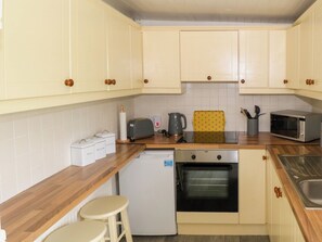Fridge, electric kettle, toaster, cookware/dishes/utensils - Mary's Cottage (Riverstown)