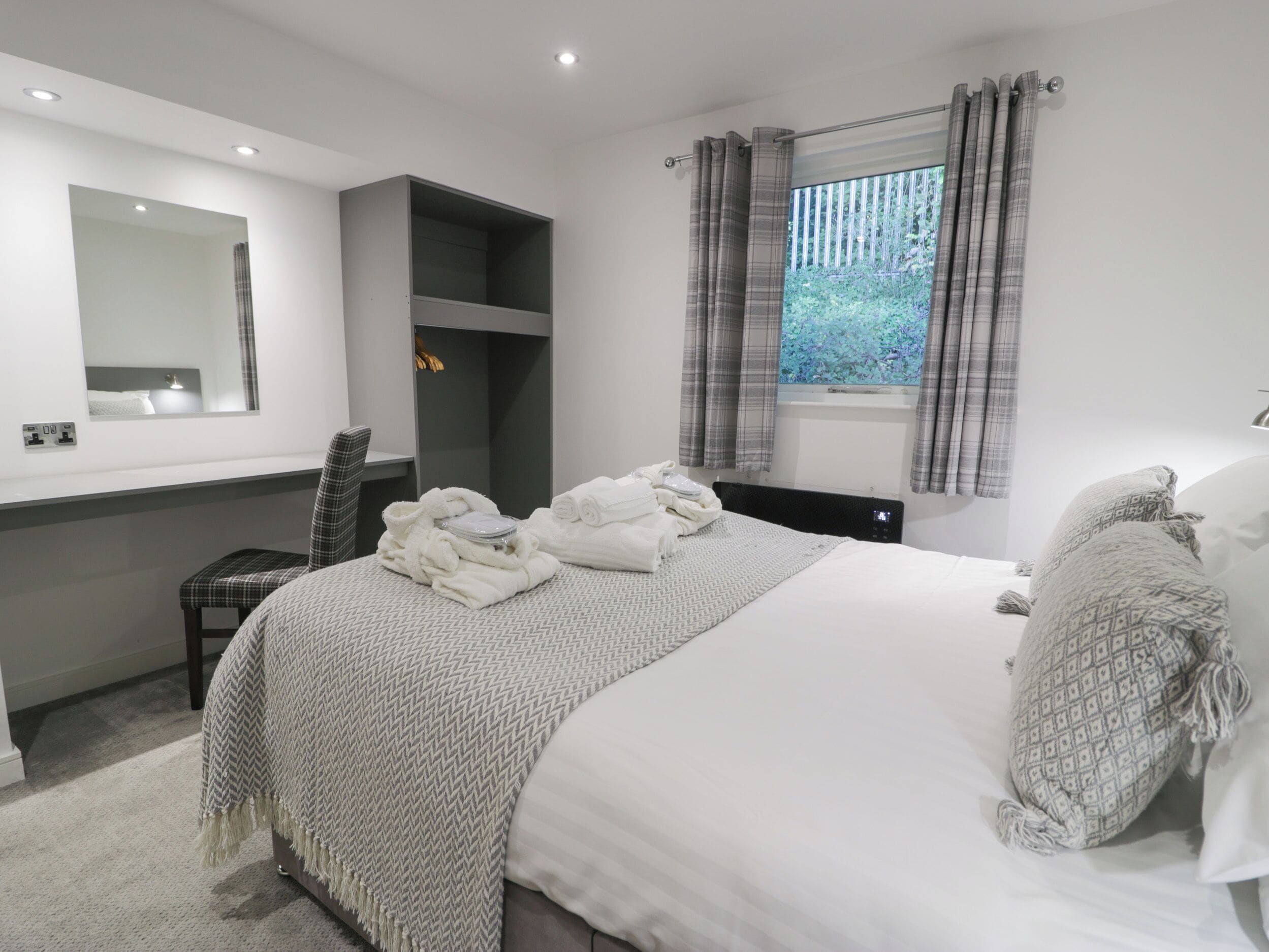 2 phòng ngủ, trang trí khác biệt 