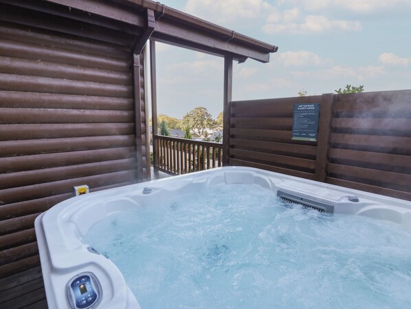 Outdoor spa tub - Luxury Lodge 53 (Rhyl)