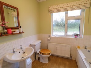 Shower, hair dryer - Betty's Farm Cottage (Enniskillen)