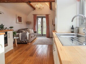 Réfrigérateur, bouilloire électrique, grille-pain