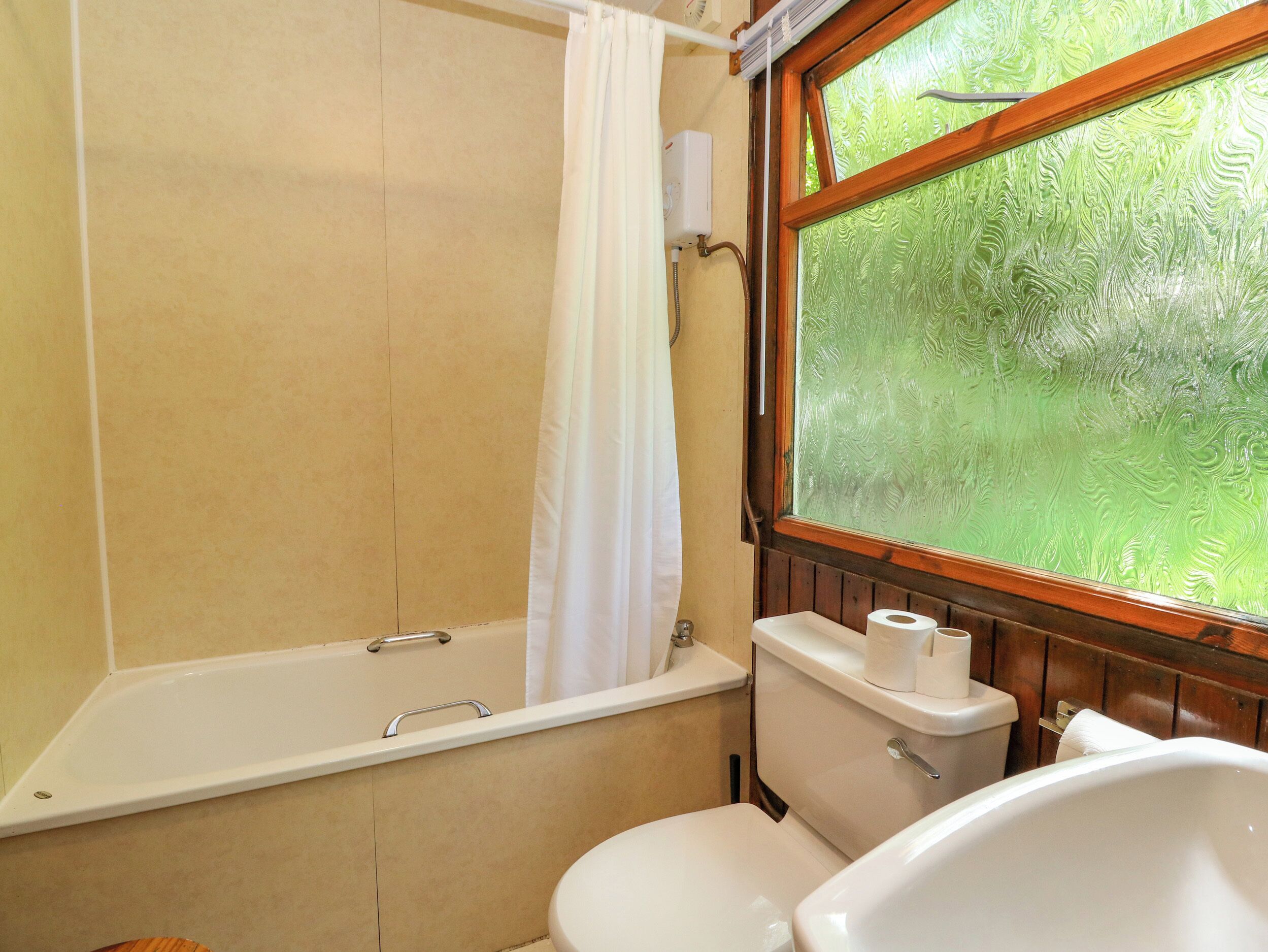 Une salle de bain avec une baignoire, des toilettes et un lavabo.