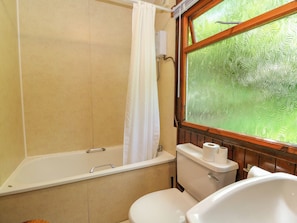Une salle de bain avec une baignoire, des toilettes et un lavabo.