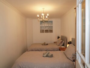 2 Schlafzimmer, individuell dekoriert, individuell eingerichtet