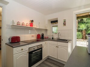 Kjøleskap, vannkoker og kjøkkenutstyr