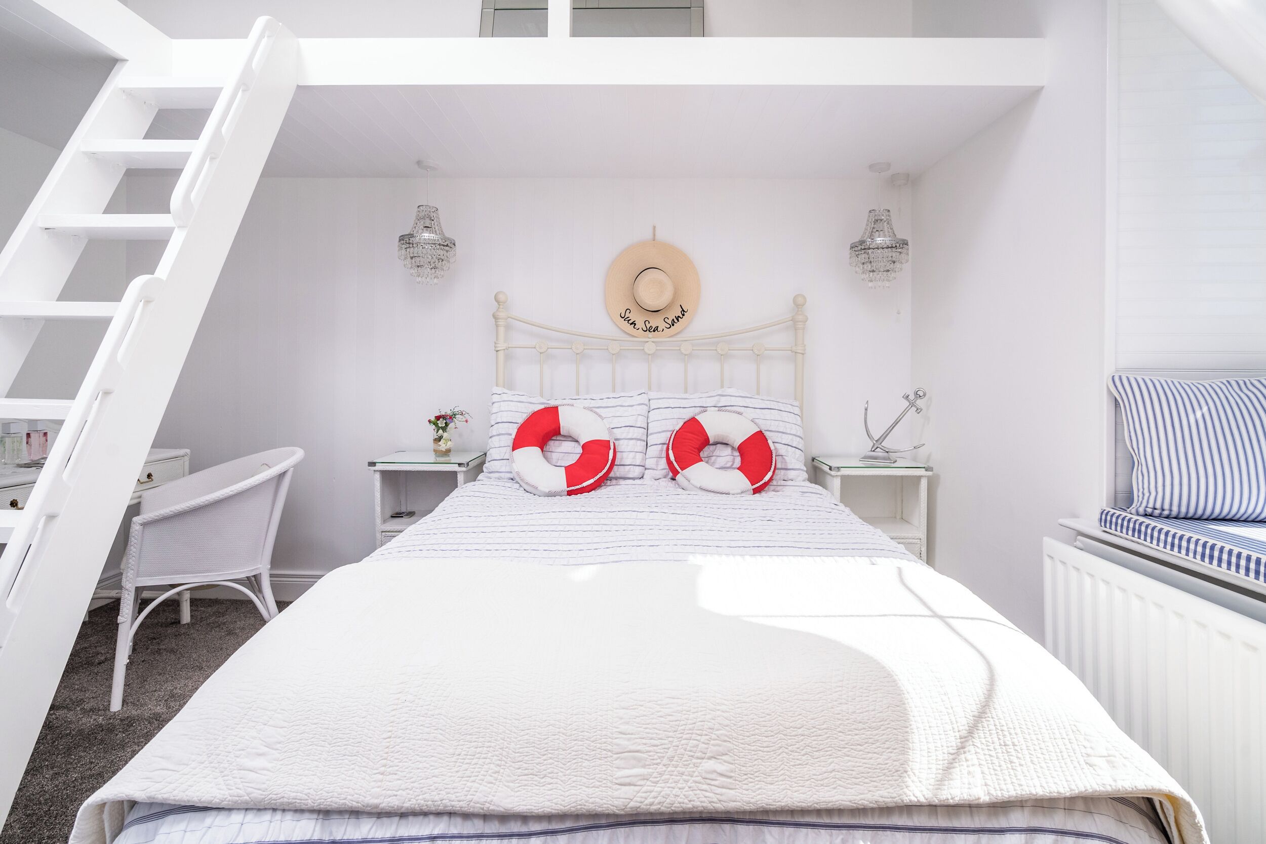 2 Schlafzimmer, individuell dekoriert, individuell eingerichtet