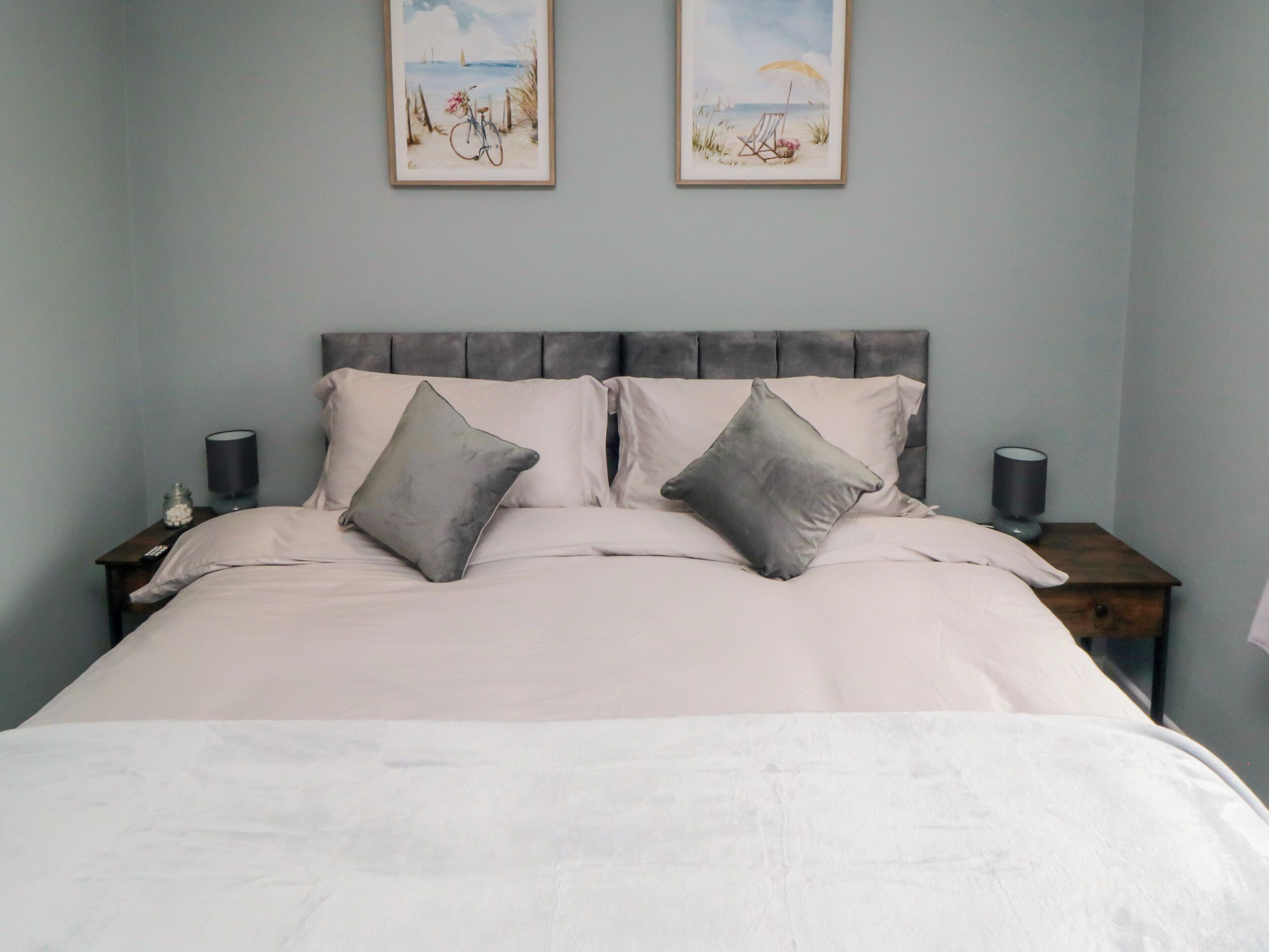 2 habitaciones, decoración personalizada y muebles diferentes 