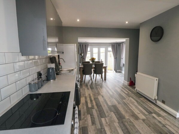 Fridge, electric kettle, cookware/dishes/utensils - Corner Cottage (Bridlington)