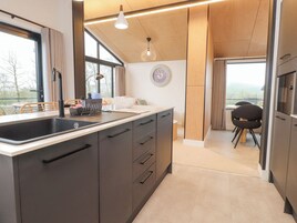 Refrigerador, lavavajillas, tetera/pava eléctrica, tostadora