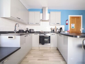 Dishwasher, cookware/dishes/utensils - Flat 2 Niles Place (Padstow)