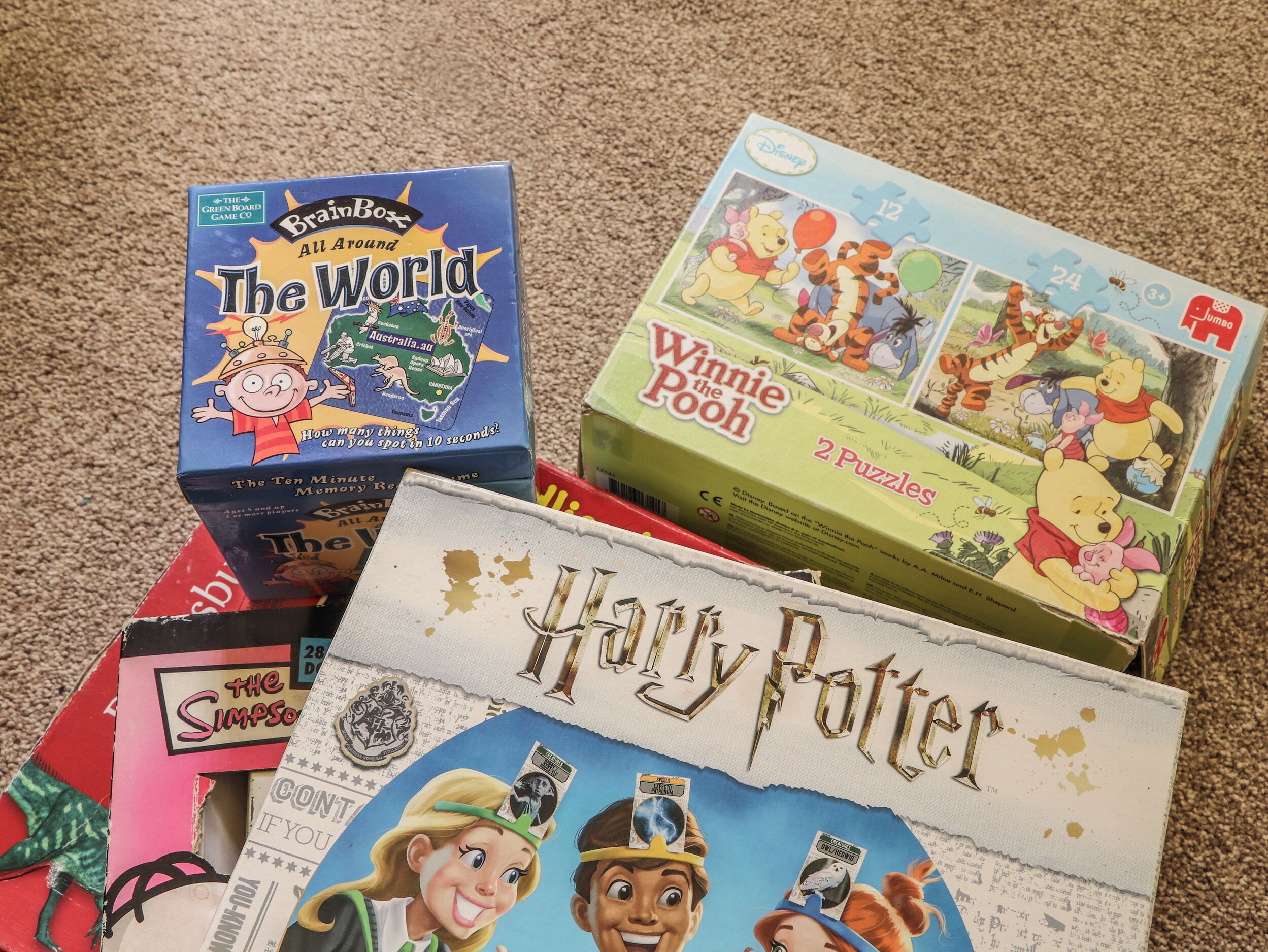 Une collection de jeux de société comprenant les titres « Le Monde », « Winnie l’ourson » et « Harry Potter ».