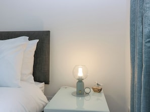 2 Schlafzimmer, individuell dekoriert, individuell eingerichtet