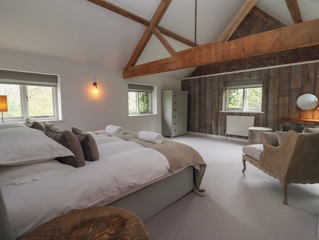 2 habitaciones, decoración personalizada y muebles diferentes . Millpond Bothy