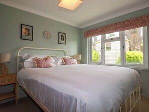 2 bedrooms, individually decorated, individually furnished, free WiFi - 6 Trelawney Court (Wadebridge)