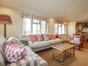 Living area - 6 Trelawney Court (Wadebridge)