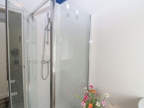 Shower - The Cottage (Kirriemuir)