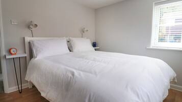 2 dormitoris, decoració individual i mobiliari individual