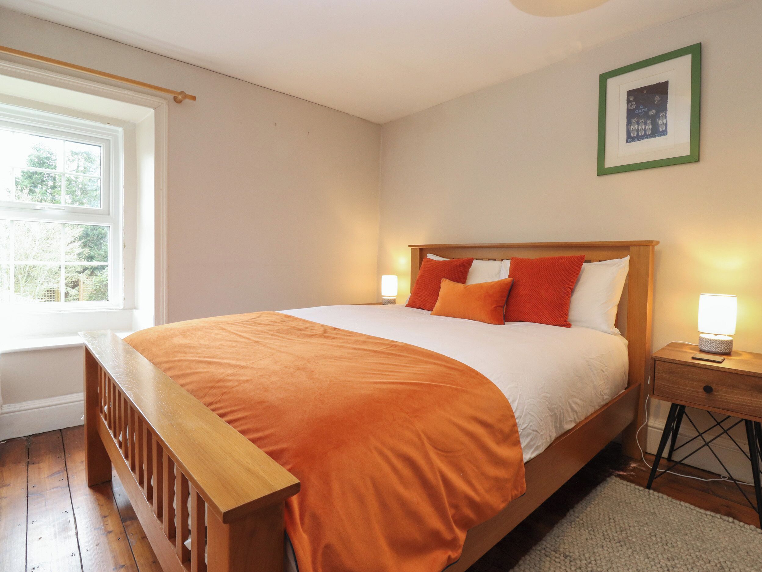 2 Schlafzimmer, individuell dekoriert, individuell eingerichtet