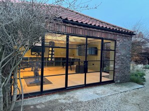 Cottage | Outdoor dining - Oak Cottage (Lowestoft)