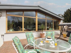 Outdoor dining - Burlodge (Barnstaple)