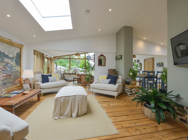 Living area - Burlodge (Barnstaple)